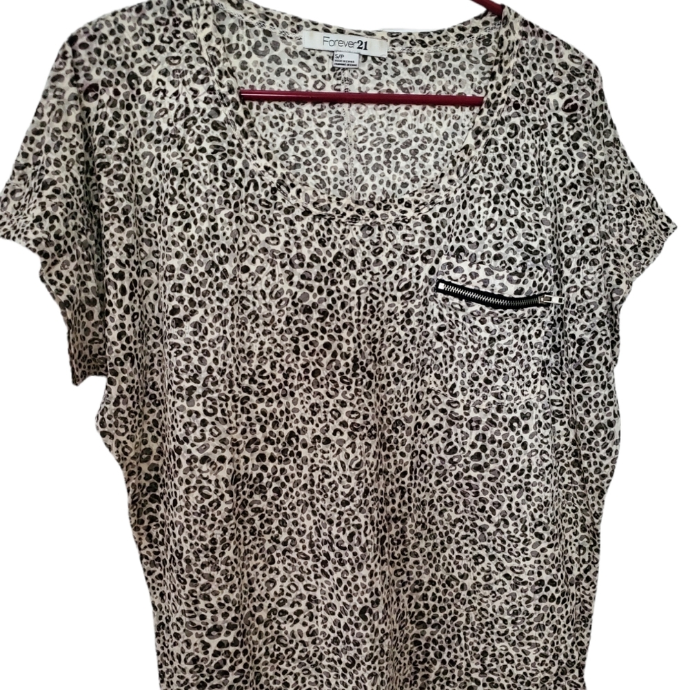 Forever 21 lightweight Top